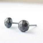 Small faceted studs . Black..