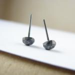 Small faceted studs . Black..