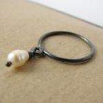 Delicate pearl ring . Oxidi..